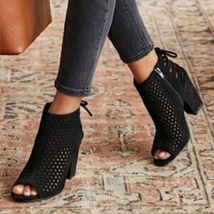NEW! Jessica Cline Zoey peep toe booties, size 8